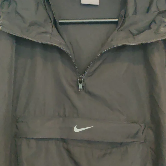 Nike lightweight, black packable running top with hood XL - Picture 3 of 11